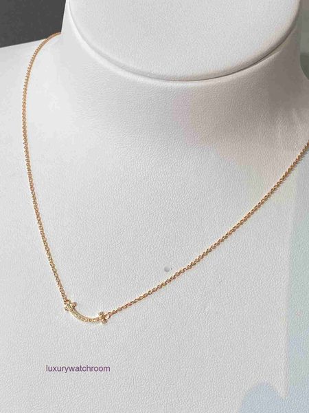 Luxo Tiffenny Designer Brand Pingente Colares T Família V Gold Mini Letra pequena Letra Diamante Colar sorridente de rosto feminino Corrente de colarinho curto completo