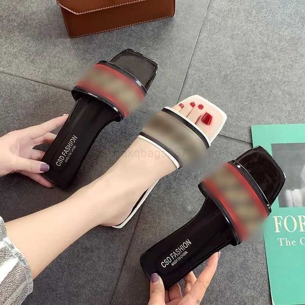 2024 Neue Sandalen Metallic Slide Sandalen Luxus Frau Sandalenmarke Flip Flops für Frauen hochwertiger stilvoller Slipper -Fashion -Klassiker Sandal Slipper Flat Schuhe Rutsche