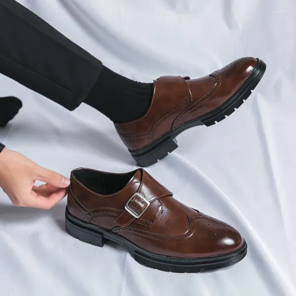 Sapatos casuais vestido de luxo masculino de couro britânico Asa oxfords grossa fivela de fivela de fivela de casamento formal masculino