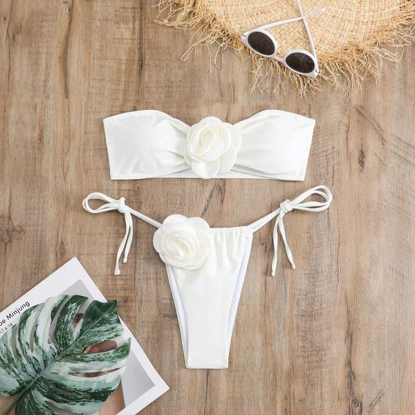 Swimwear femminile Micro Bikini White Micro Bikini 2024 Bandeau brasiliano Bandeau imbottito costume da bagno perizoma da bagno 3D BACCHINA FLORALE FEMMINA SEMPI