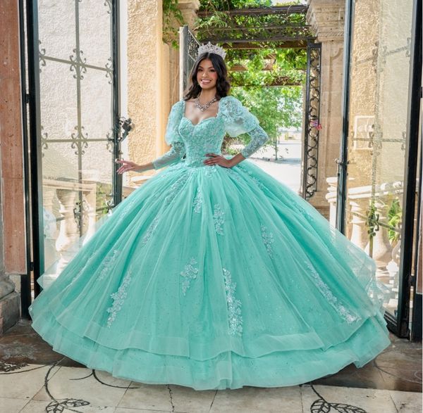 Vestidos de princesa verde de hortelã de hortelã quinceanera 2024 Sweetheart manga longa doce 15 apliques de renda do baile