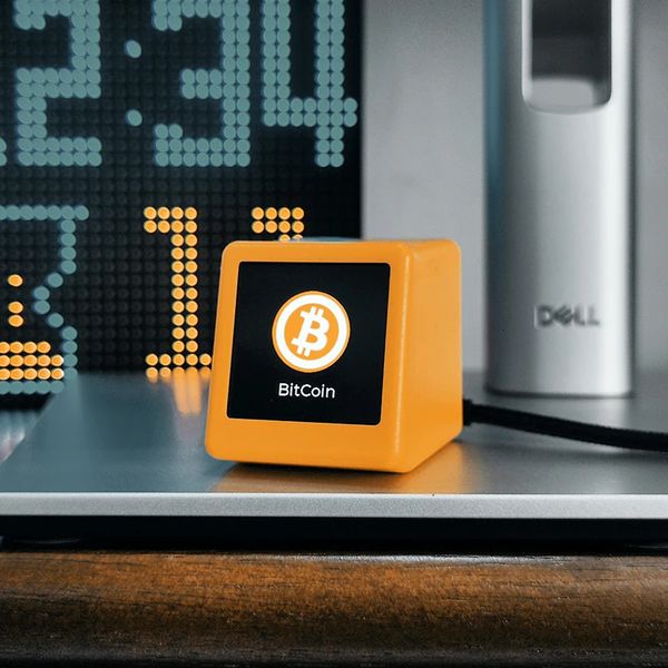 Bitcoin -Aktienkurs -Display -Tracker -Ticker Kryptowährung in Echtzeit auf Desktop Gadget BTC Eth Dogy Weather Clock 240410