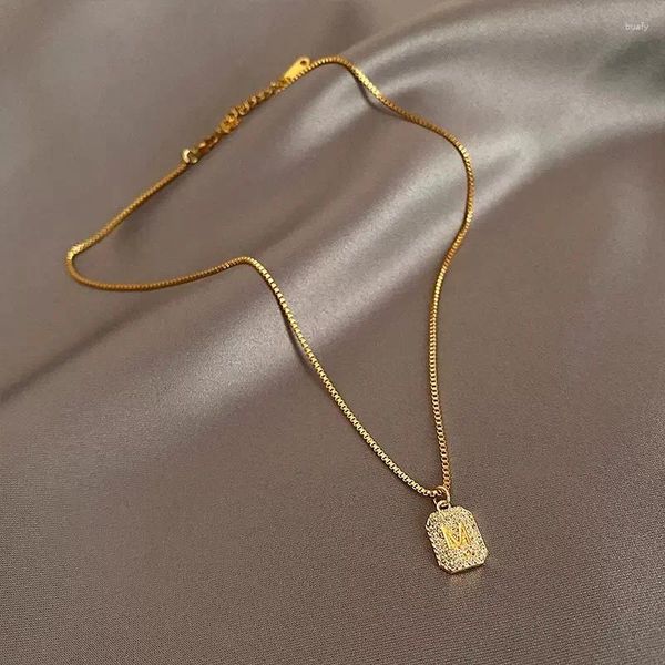 Подвесные ожерелья модные мелкие канцелярии квадратная буква M Ожерелье для женщин темперамента моды моды Bling Zicron Alphate Jewelry 2024