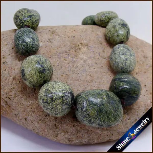 Colares de colar de pedra natural colar de babador verde serpentino russo irregular graduado graduado lixo jóias de venda quente na moda para mulheres