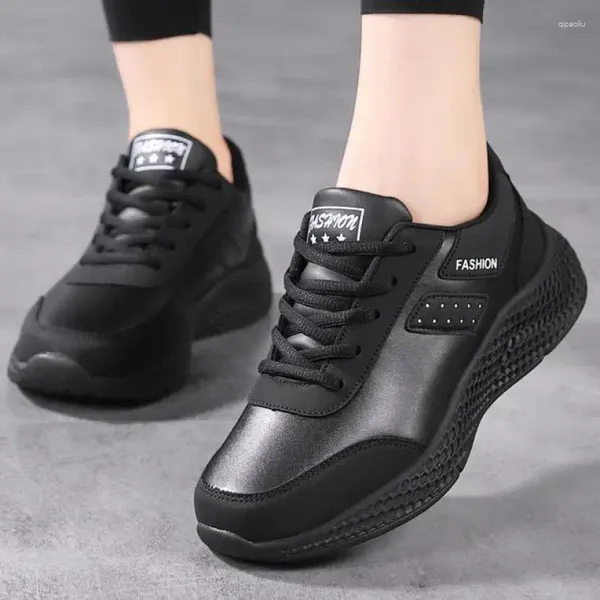 Scarpe casual sneaker in pelle nera primaverile scivolano su donne allacciati all'aperto 2024 donne di moda comode a piedi