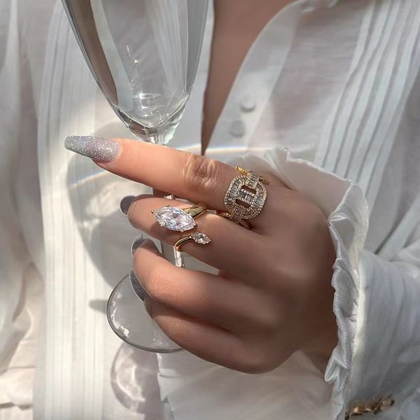 Designer Fashion Light Luxury Copper Plated Geométrico Anel de abertura feminino Nicho feminino Trendência High Sense Ring