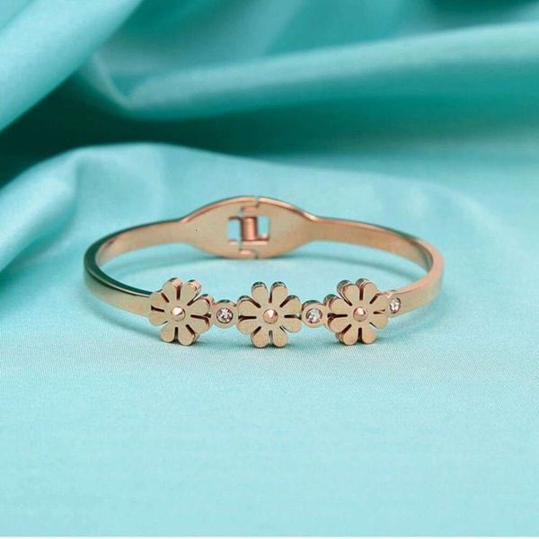 Presente simples, fresco, estilo campo três flores douradas com bracelete de abertura da primavera de diamante - Yi Love Titanium Steel Jewelry