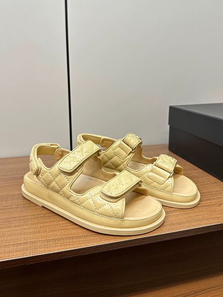 Andals gostosas famosas designers sandálias planas moda de luxo de alta qualidade damas apartamentos romanos meninas sapatos casuais fivela de fivela praia de salto baixo de salto 35-42