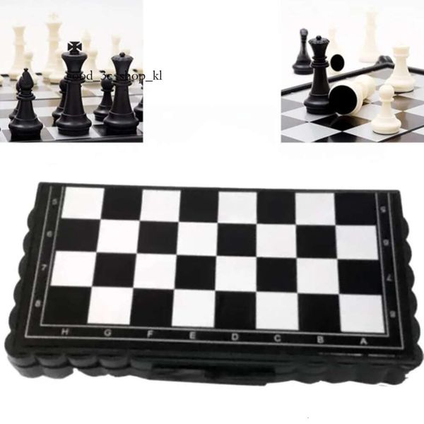 Toys de inteligência infantil portátil Mini International Chess dobrando o jogo de tabuleiro de tabuleiro de tabuleiro de plástico magnético 124