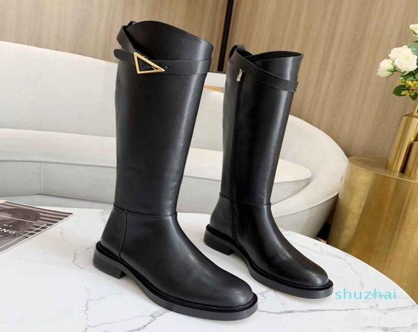 Botas de joelho de couro de alta qualidade preto salto plano real salto liso de triângulo fivela longa bota longa feminino designer de inverno tênis5982882