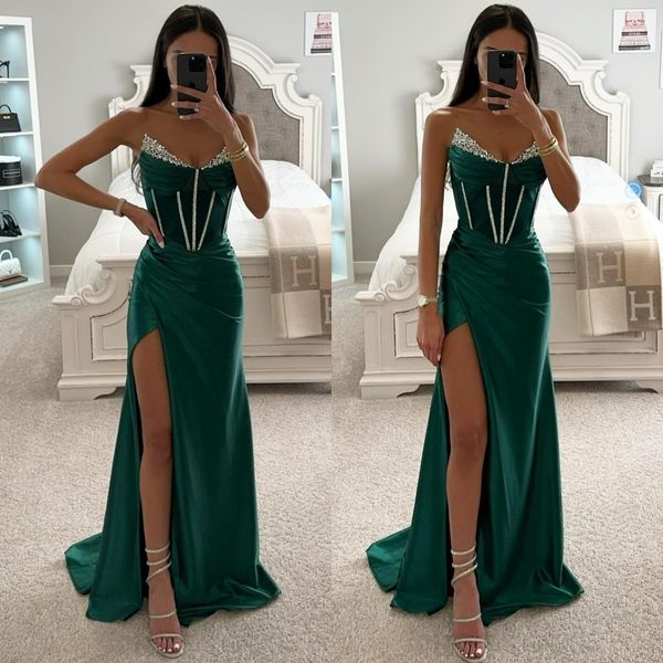 Abito da ballo verde smeraldo in perline abiti da sera formali senza spalline abiti eleganti per la festa per la festa per il corpetto scissione della coscia speciale.