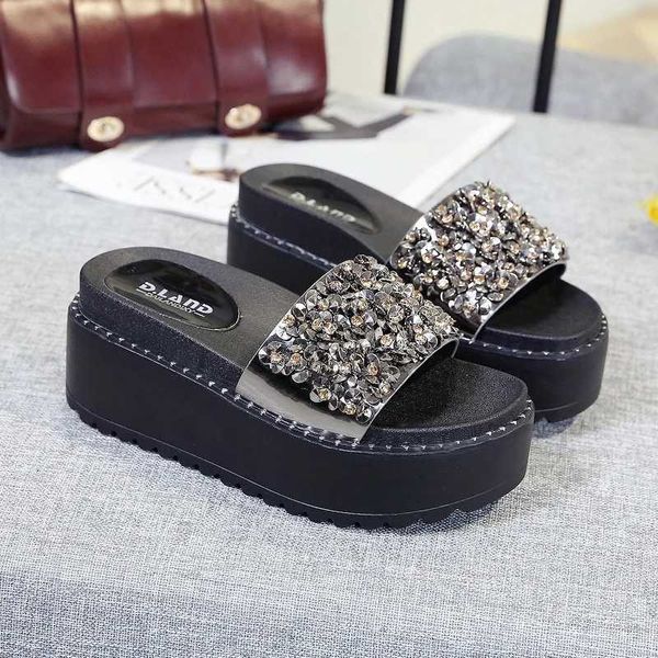 Hausschuhe Mode Keile String Perlenrutschen Keilwaren Frauen Slipper Sommer hohe Plattform Herde Kristallmodis Creeper Frau Objektträger Super Heels H240423