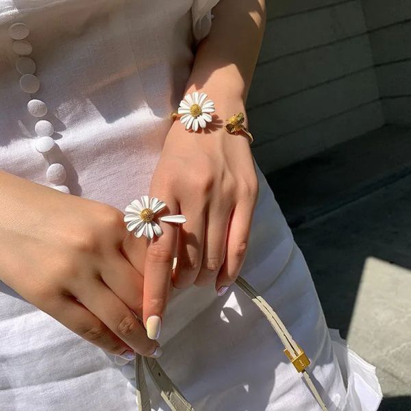 Gruplar Yaz Trail Beyaz Çiçek Dairen Çiçek Çiçek Kızlar Kore Moda Emaye Ayçiçeği Yüzük Kadın Mücevher Seti Brincos Anillo