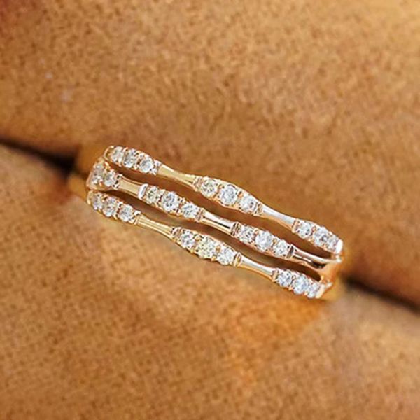 Bandas Huitan Fancy Fancy Three Line Gold Color Ring para mulheres com deslumbrante zircônia cúbica 2023 Novas bandas de noivado de casamento Jóias