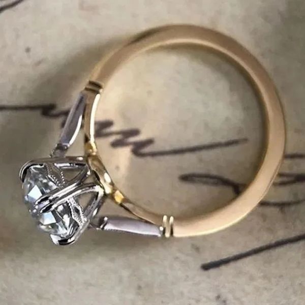 Bands Huitan ha sottovalutato l'anello di zirconia cubica rotonda per le donne Accessori eleganti di fidanzamento del matrimonio Nuovi gioielli Two Tone alla moda