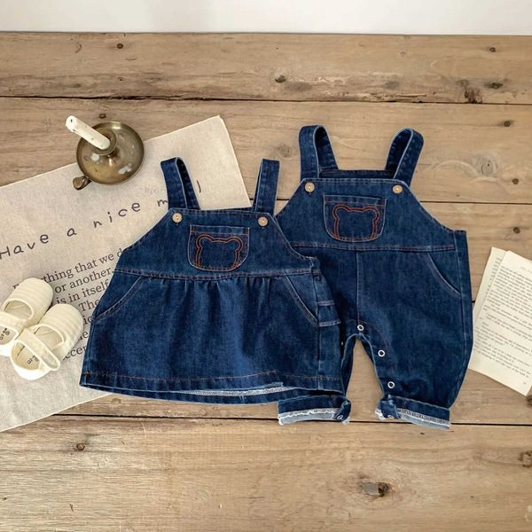 Rompers 2023 Autumn Novo bebê fofo urso macacão recém -nascido criança jeans jumbonete inimigo menino infantil garoto de tira de tira de vestido irmã de irmã h240423