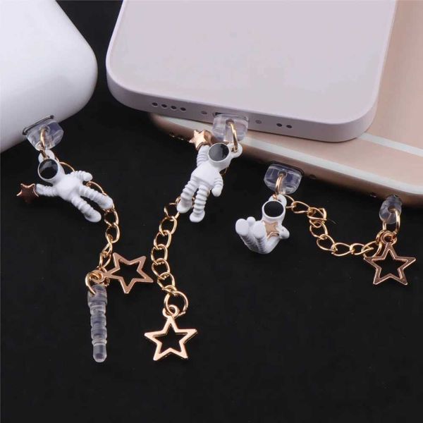 Cep Telefon Anti Tutuş Gadgets Astronot Sevimli Toz Fişi Charm Kawaii Şarj Port Fişi İPhone Anti Toz Kapağı Tip C Telefon Toz Koruma Durdurucu AirPods için Y240423