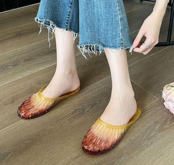 Nuovi sandali e pantofole di Crystal Baotou per le donne in estate indossano sandali piatti e pantofole cave non slip.