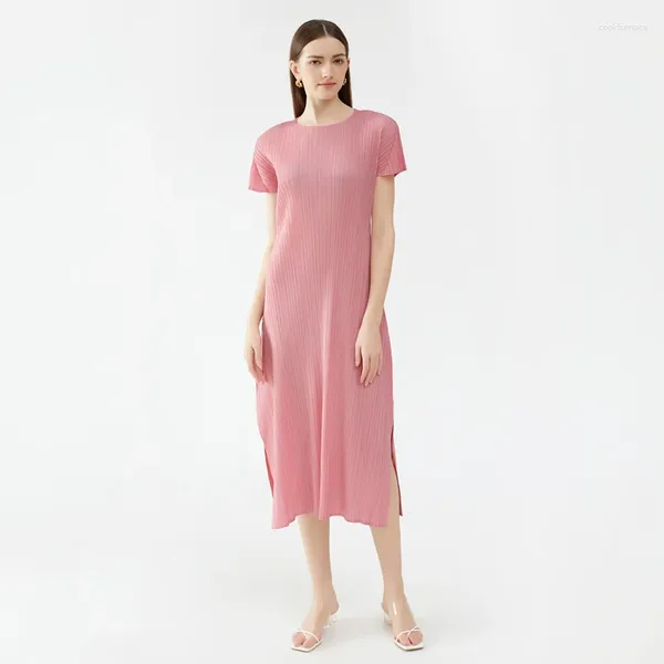Partykleider Miyake Plissee Pink Short Sleeves Kleid Frauen 2024 Sommer Koreanische Mode Einfacher Festkörper -Crewneck -Schlitzrock