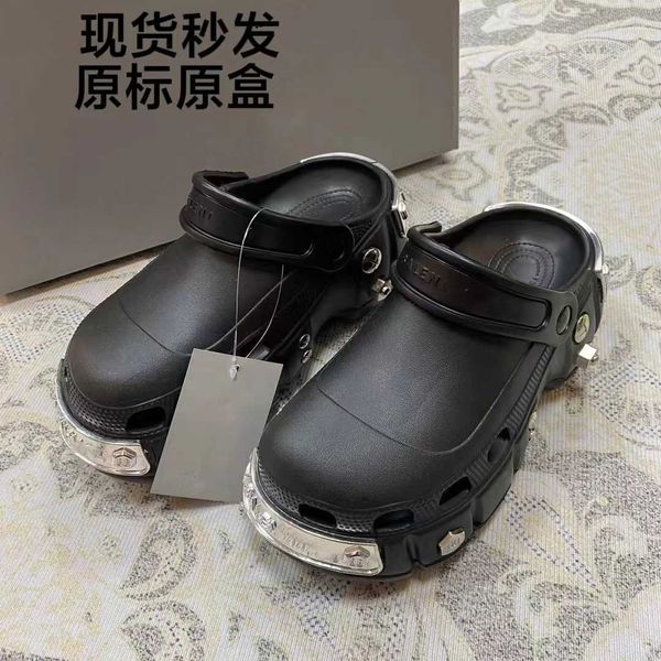 Dicke Paris -Soled Perforatierte Schuhe für Männer und Frauen mit dem gleichen Stil erhöhte Zehenschuhen modische Metallweide Nägel Anti Slip Beach Sandalen