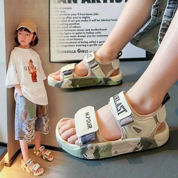 Sandálias infantis para crianças meninos baotou anti chute de proteção sandálias 2023 Verão Novo Camo Sapatos de praia Sapatos Big Childrens Sapatos casuais y240423