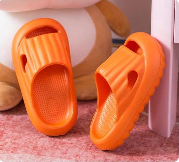 Sandálias infantis de chinelos no verão respirável grosso de fundo anti-colisão do dedo do dedo do pé Anti-Slip Indoor Women