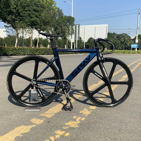 Bisiklet Gri Track Bike Fixie Bisiklet Alüminyum Alaşım Çerçeve Karbon Ön Çatal 700c Magnezyum Tekerlek Tek Hızlı Flip-Flop Y240423