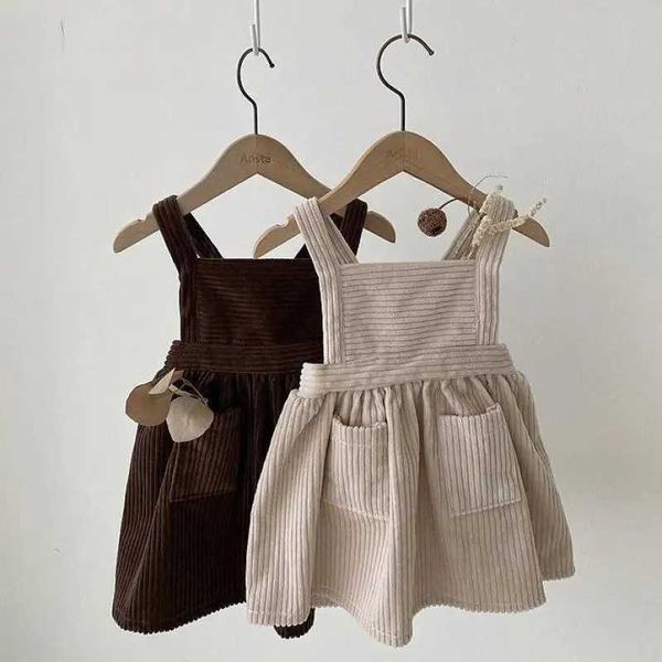 Vestidos de menina 2023 Autumn New Baby Girl Retro Corduroy Dress Fashion Kids Kids Strap Stap Square Collar Children H240423