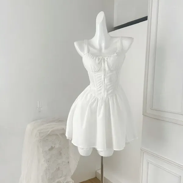 Lässige Kleider koreanische modische weiße Camisole Kleid für die Frühlings- und Herbstkollektion der Frauen Taille Urlaub Erst Liebe Kurz gesagt