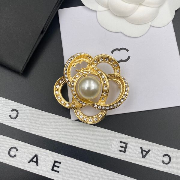 Designers Novos broche de ouro em forma de flor, projetado para garotas fofas e charmosos de alta qualidade broches com jóias de alta qualidade incrustadas a caixa de broche