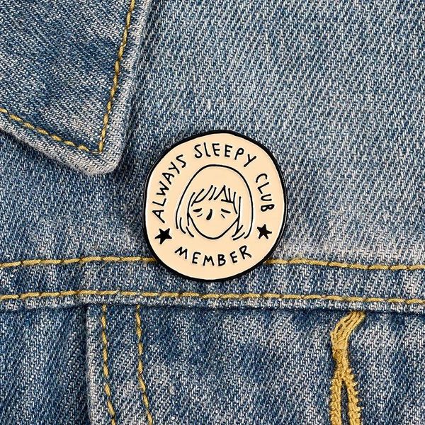 Spille sempre assonnata club girl girl carton metallo smalto per spille capra backpack badge lapel besteo per il regalo unisex