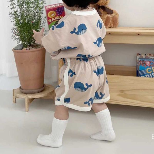 Giyim Setleri 2024 Yaz Yeni Koreli yürümeye başlayan çocuklar 2pcs Giysiler Pamuk Yunus Baskı Kısa Kollu Şort Takım Erkek Bebek Sevimli Karikatür Kıyafetleri H240423
