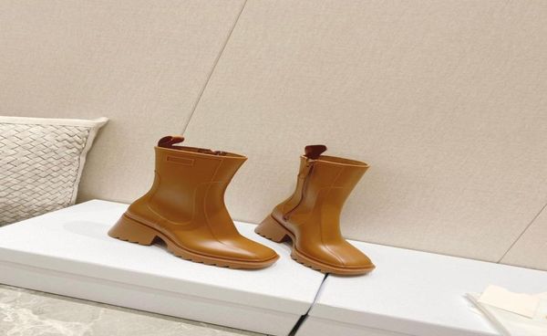 2021 modische Frauen039s Dicke Fersenstiefel bestehen aus PVC -Material mit starker Resilienz -Reißverschluss -Außensohle und M5241886