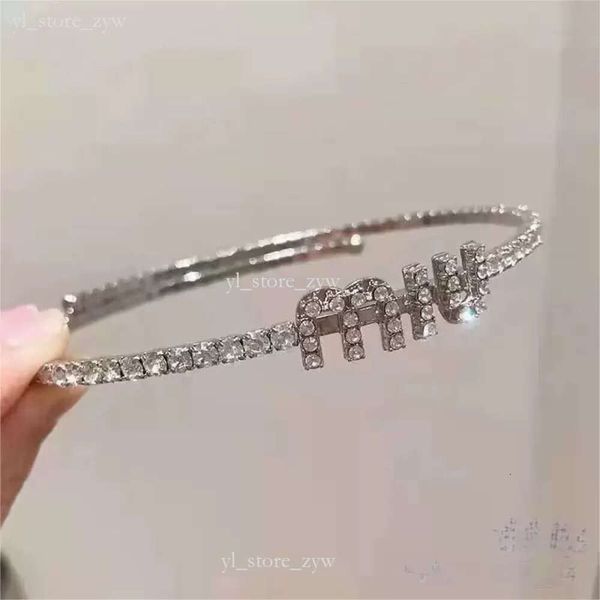 Mui Mui Designer Женщины Mui Жемчужно-ожерелье Браслет легкий роскошный мода Универсальная высококачественная пряжка для бабочек висят жемчужные украшения