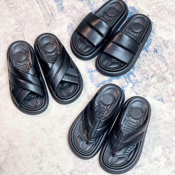 Designer desliza Strap Sandals Men Sandálias Celas de couro em grau em estiramento de calçados abertos Flip-On Flip Slides Shoes confortáveis de praia com caixa 558