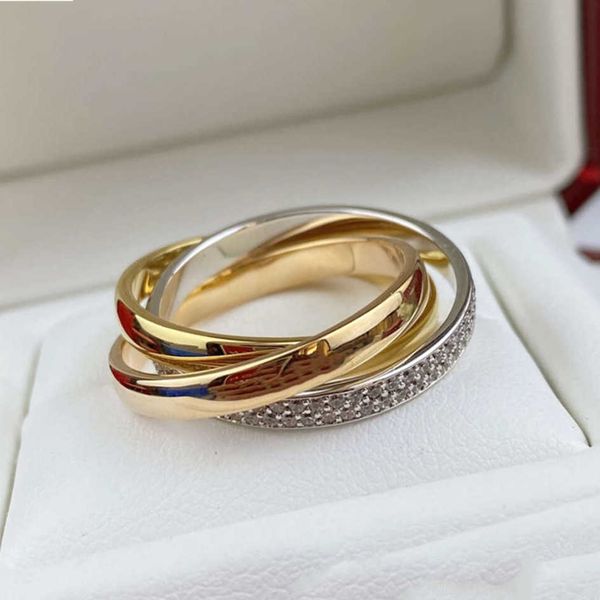 Очарование Троицкого кольца предназначено для женщин -дизайнеров и пар.Размер 678, и это мужской бриллиант с тремя пересеченными T0P качеством золота 18к