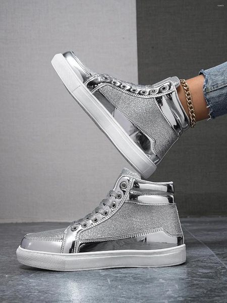 Scarpe casual unisex pavimentazione in pelle brevetto sneakers alt-top con cinturino anteriore metallico per coppie eleganti all'aperto