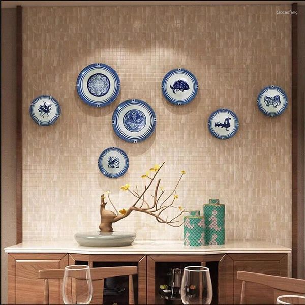 Estatuetas decorativas de estilo chinês de porcelana azul e branca cerâmica bandeja de bandeja de estar paredes leves de luxo decorações criativas de luxo