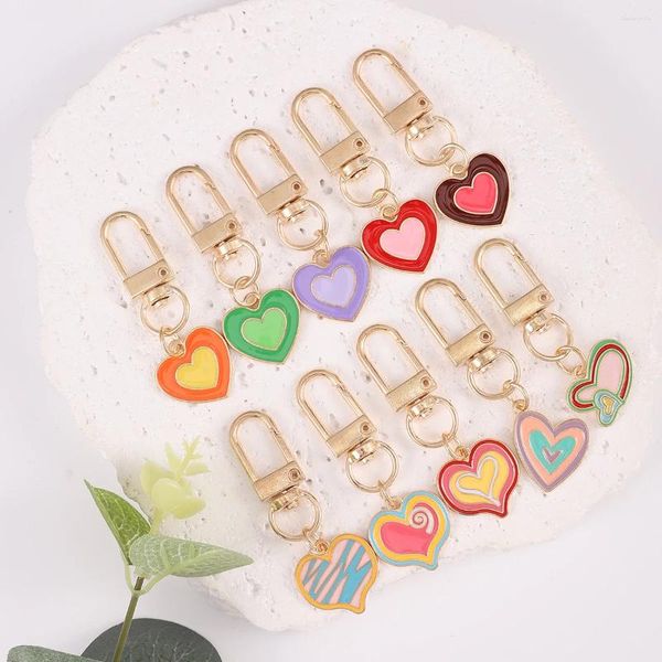 Schlüsselanhänger 10pcs Candy Colored Love Heart Schlüsselbund niedliche Legierung Tropföl Anhänger Liebhaber Ornament Bag Handtasche Charme Accessoires Frauentag Geschenk