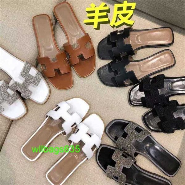 Oran Sandals Womens Slipper Leder für Sommer Mode Outwear 2024 New Korean Edition beliebtes Flachtourismus -Resort Have Logo N90Q 2VXO