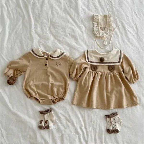 Rompers 2023 Autunno New Baby Girl Navy Collar Body Cumero Stampa di orso Servizio per neonato per bambini abiti da cotone principessa abiti in cotone H240423