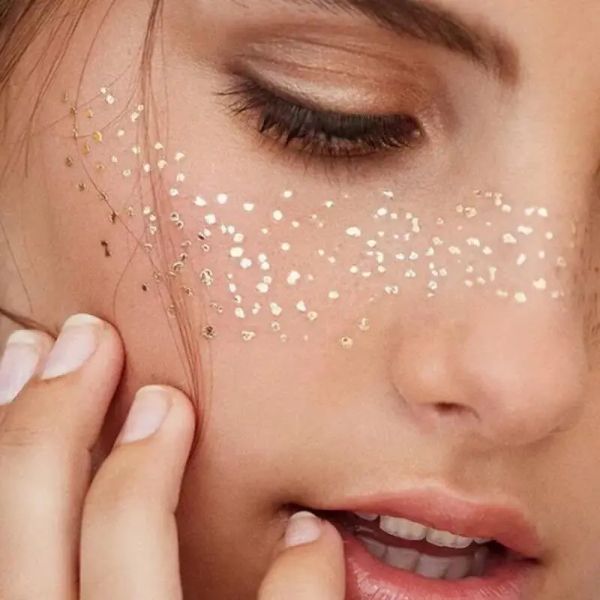 Tatuaggi nuovi adesivi di lentiggini tatuaggi su accessori per festival facciale glitter viso luminoso arte adesivo per tatuaggi per il viso gioielli gemsface decorazione