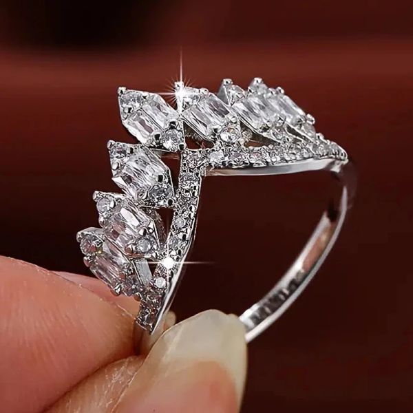 Bande Huitan Chic Crown Shape Women Rings Luxury Silver Colore Paved Crystal Cubic Zirconia Farebbe Gioielli Fancy Gioielli Regali fantasiosi