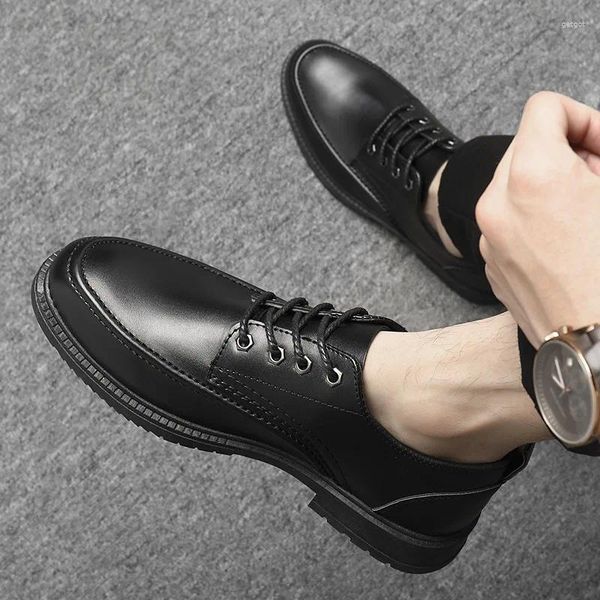 Sapatos de vestido sapato de couro de primavera para homens versáteis casuais impermeabilizados com corte preto de baixo corte zapato para hombres sapato masculino social