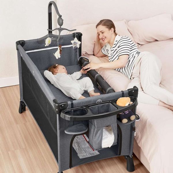 Angelbliss 5 em 1 Baby Bassinet Berço de berço Playpen Play e brincar de berço com trocador de fraldas e roqueiro removível Easy dobring berço portátil com folha móvel tapete