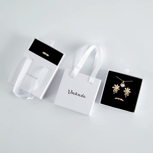 Strands LOGO LOGO Luxo branco Pequeno gaveta deslizante Presente Polícia de papel para compras para joalheria Caixa de pulseira com alça de fita de cetim