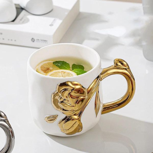 Becher elektropliertes goldener Kaffeetasse Keramik Frühstück Milch große Kapazität geprägtes dreidimensionales Rosenschmuck Wasser Tasse Geschenk