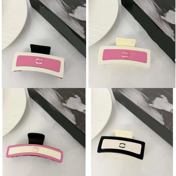 Конфеты дизайнер цвет акриловый волос clip barrettes clamps женские девушки бренд буква широкая черная пристровка для привычки к прическе для модного аксессуара