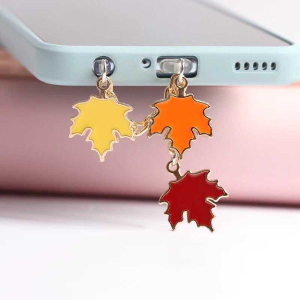 Сотовой телефон Анти-жаль гаджетов Kawaii Maple Leaves Leave Dust Puck Charm Mite Anti Dust Cap 3,5-мм зарядного порта для iPhone14 Type C Защита от пыли Y240423