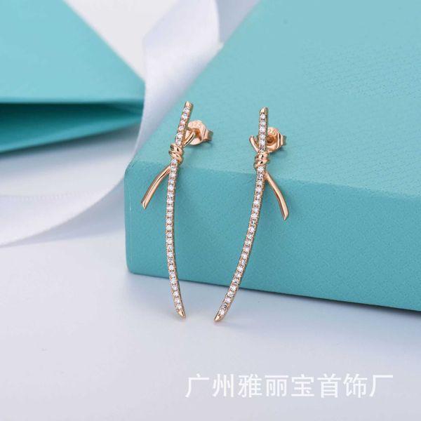 Дизайнерская тенденция Tiffayss Новые серьги с полным алмазом -узлом, покрытые 925 серебряной иглой 18K True Gold Womens Exquisite High Grade Bow Nuku